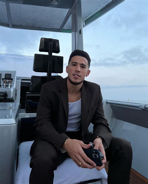 Devin Booker reacts to Kendall Jenners nude photo after。